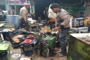 बाराबंकी: इलेक्ट्रॉनिक दुकान में लगी आग, लाखों का सामान जलकर राख