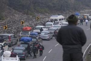 जम्मू-श्रीनगर राष्ट्रीय राजमार्ग पर यातायात बहाल, कश्मीर में मौसम में सुधार