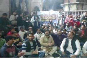 मथुरा: बांके बिहारी मंदिर कॉरिडोर के विरोध में ढोलक मजीरा बजा कर किया विरोध