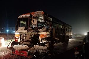 कानपुर: जीटी रोड पर रोडवेज बस व ट्रक में हुई टक्कर, चालक व परिचालक समेत आधा दर्जन यात्री घायल