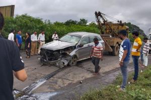 महाराष्ट्र : गुजरात जा रही कार पालघर में ट्रक से टकराई, तीन लोगों की मौत, चार घायल 