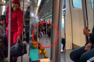 मेट्रो ट्रेन में नजर आए मनी हाइस्ट का चोर और मंजुलिका, देखें Video