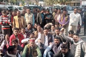 शाहजहांपुर: मनरेगा में ऑनलाइन हाजिरी के विरोध में उतरे ग्राम प्रधान, की नारेबाजी