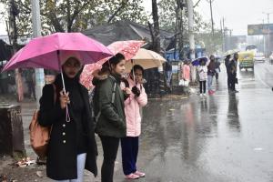 मुरादाबाद : बारिश ने बढ़ाई ठंड, पारा गिरने से ठिठुरे लोग