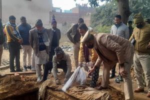  संभल: हत्या की आशंका में कब्र से निकाला हयानाज का शव 