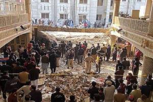 Pakistan: पेशावर विस्फोट में मृतक की संख्या 90 हुई, मस्जिद के मलबे में शवों की तलाश जारी