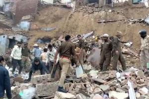 Agra Building Collapse: लखनऊ के बाद आगरा में गिरी चार इमारत,एक बच्ची की मौत,  रेस्क्यू जारी