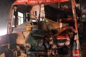 Barabanki News: रोडवेज बस और ट्रक में आमने-सामने हुई भीषण टक्कर, एक दर्जन से अधिक यात्री घायल