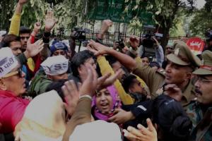 लखनऊ: AAP का 'आरक्षण बचाओ-लोकतंत्र बचाओ' आंदोलन, पुलिस से भिड़े, देखें Video