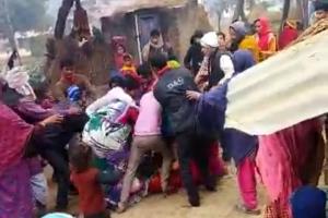 बहराइच का जमालुद्दीन जोत गांव बना अखाड़ा, महिला को महिलाओं और ग्रामीणों ने जमकर पीटा, Video Viral