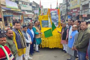 अयोध्या: जयंती पर शहर में निकाली गई नेताजी सम्मान यात्रा, नगर विधायक ने हरी झंडी दिखाकर किया रवाना