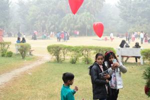 सुल्तानपुर: Happy New Year का हर तरफ जश्न, पार्कों में उमड़ी लोगों की भीड़
