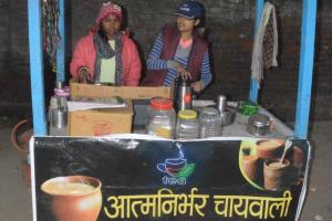 'आत्मनिर्भर चाय वाली': पीएम मोदी से प्रेरित होकर अयोध्या की दो बेटियों ने लगाया चाय का ठेला, लोग कर रहें तारीफ