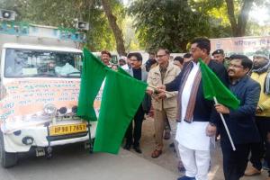 बांदा: जागरुकता वाहन को झंडी दिखाकर राज्यमंत्री ने किया रवाना, बोले- यातायात नियमों का हो कड़ाई से पालन