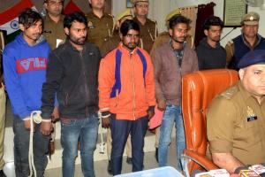 Kanpur : पश्चिम जोन में हो रही लूट की घटनाओं का पुलिस ने खुलासा कर पांच आरोपियों को किया गिरफ्तार, सात लाख का माल बरामद