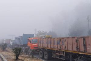 Kanpur Dehat News :  घने कोहरे के कारण मौरंग लदा ट्रक हाईवे पर अनियंत्रित होकर पलटा, कई किमी तक लगा जाम