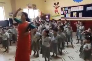 video: हर-हर शंभु  गाने पर टीचर ने किया हैरतअंगेज डांस, पाकिस्तान में भी हो रही इसकी चर्चा 