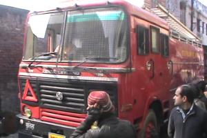 कर्नाटक: बिना पानी के ही पहुंची दमकल गाड़ी दुकान में लगी आग बुझाने