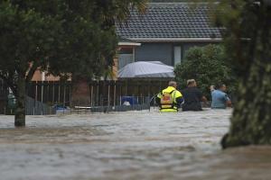 ऑकलैंड में खराब मौसम के कारण चार लोगों की मौत, बारिश की चेतावनी 