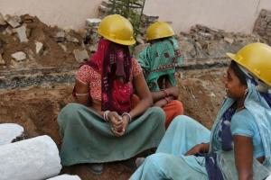 निर्माण क्षेत्र में पुरुषों की तुलना में महिला श्रमिकों को मिलती है 30-40 प्रतिशत कम मजदूरी : रिपोर्ट 