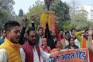 लखनऊ: हिंदू महासभा ने अखिलेश यादव और स्वामी प्रसाद के खिलाफ किया प्रदर्शन, लगाए मुर्दाबाद के नारे