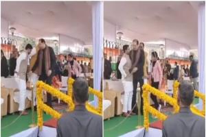 Video: सीएम योगी के सामने मंच पर भिड़े BJP नेता, कुर्सी पर बैठने के लिए मंत्री दानिश से मोहसिन रजा ने की अभद्रता