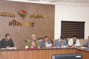 Nainital: जिले में बेसहारा, संरक्षित गोवंश को आश्रय स्थल, भरण पोषण की व्यवस्था को लेकर CDO ने की बैठक