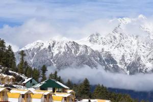 Uttarakhand: पहाड़ से मैदान तक बढ़ेगी ठिठुरन, 48 घंटों में तीन जिलों में बर्फबारी की संभावना 