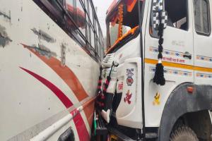 जौनपुर: ट्रेलर और बस की टक्कर में दोनों चालक सहित तीन घायल