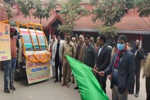जौनपुर: जिलाधिकारी ने सड़क सुरक्षा रथ को झंडी दिखाकर किया रवाना