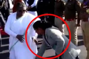 Video: राष्ट्रपति द्रौपदी मुर्मू के पैर छूने पर महिला इंजीनियर सस्पेंड