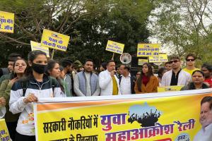 Uttarakhand Paper Leak: पेपर लीक मामले में सड़कों पर उतरे सैकड़ों लोग, की कार्रवाई की मांग   