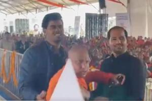 CM Yogi के डुप्लीकेट से हुई पुलिसवालों की झड़प, Video Viral