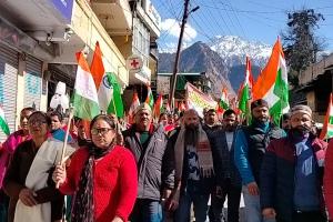 Uttarakhand : जोशीमठ में आपदा प्रभावितों ने निकाली तिरंगा रैली,  ठोस पुनर्वास के लिए कदम उठाने की अपील 