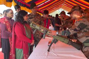 अयोध्या : विश्वविद्यालय में सैन्य हथियारों से रूबरू हुए छात्र 