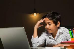 लखनऊ : छुट्टी में ऑनलाइन क्लास करने का दबाव बना रहे स्कूल