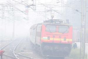 कोहरे का प्रकोप : लखनऊ मेल समेत दो दर्जन ट्रेनें साढ़े दस घंटे देरी से पहुंचीं