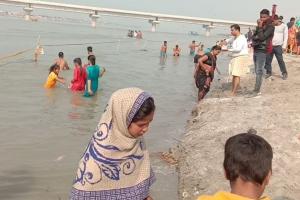 शाहजहांपुर: अमावस्या पर मौन रहकर श्रद्धालुओं ने किया गंगा स्नान