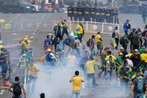 Brazil में Bolsonaro के Supporters ने Supreme Court और Presidential Palace पर बोला धावा 