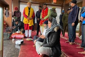 राहुल, प्रियंका ने जम्मू कश्मीर के गांदेरबल में खीर भवानी मंदिर में दर्शन किए 