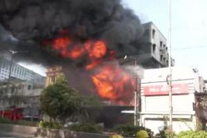 Video : हैदराबाद के सिकंदराबाद की एक बिल्डिंग में लगी आग, दमकल की कई गाड़ियां मौजूद 