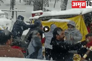 Video : मनाली में बर्फबारी के बीच चले लाठी-डंडे, सर्दी में आ गई गर्मी !