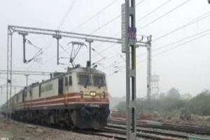 काशीपुर: पैसेंजर ट्रेन के आगे लेटा किशोर, इमरजेंसी ब्रेक लगाकर बचाई जान 