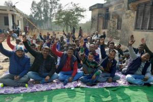  सुलतानपुर : मानदेय की मांग को लेकर संविदा कर्मियों ने दिया धरना