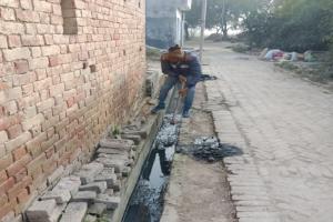 अयोध्या : साफ होने लगी गांव की बजबजाती नालियां