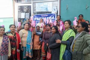 हल्द्वानीः महिलाओं को जागरुक करने के लिए निकाली पैड यात्रा
