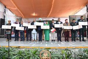 देहरादूनः शहीद मेजर दुर्गामल्ल के नाम पर जारी 'डाक टिकट' का राज्यपाल ने किया विमोचन