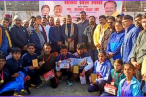 हल्द्वानीः केन्द्रीय रक्षा राज्य मंत्री अजय भट्ट ने हरी झंडी दिखाकर किया प्रतियोगिता का शुभारंभ 