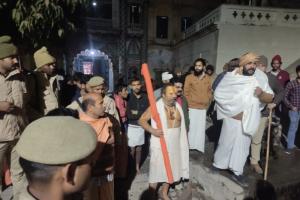 अयोध्या : तपस्वी छावनी मंदिर पर भारी पुलिस बल तैनात, आक्रोशित साधुओं को समझाने में जुटे अधिकारी