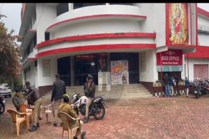 हरदोई : कड़ी सुरक्षा के बीच दर्शकों ने देखी फिल्म पठान